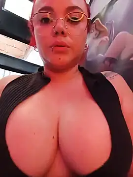 Samantha_41 - Show off my pretty breasts