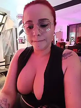 Samantha_41 - Show off my pretty breasts