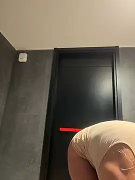 Reyna63 - SQUIRTS 💦💦in the bathroom