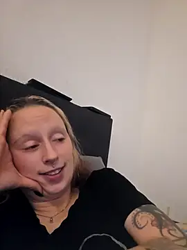 Bellaaa17 - spit on your boobs and shake 😈