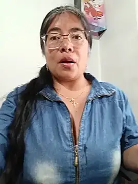__valentina18 - Removing a bra in public