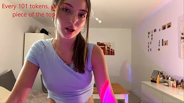 ConchitaRa - tease my nipples under top