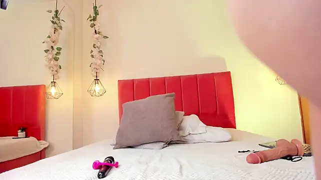 Samanta_moretti - 3 fingers in my pussy and I suck my fing
