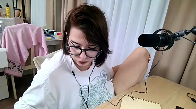 NeomiMckillip - naked photo
