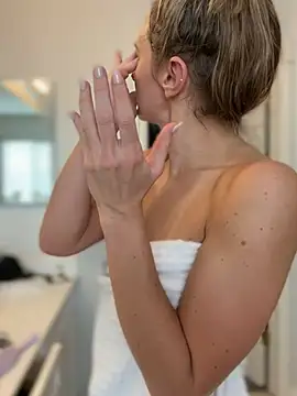 Lunagirl13 - Titties out 😻🤭🍒
