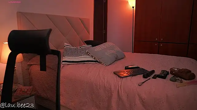 Lau_Bee - show boobs and play with them