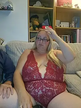 Luscious-LucyXX - boobs out and 3 mins toy control