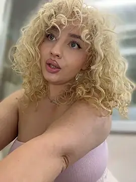 CurlyDaisy - shake my boobs