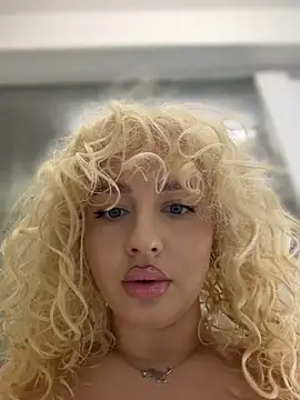 CurlyDaisy - shake my boobs