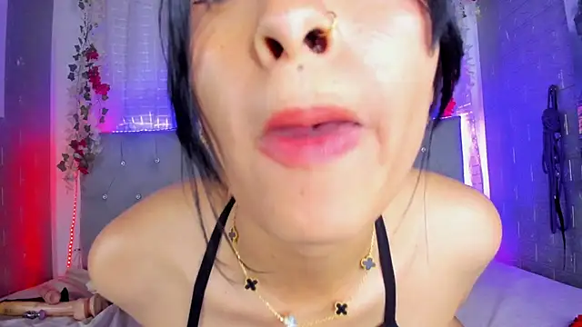 Miss-Tutti - show pussy