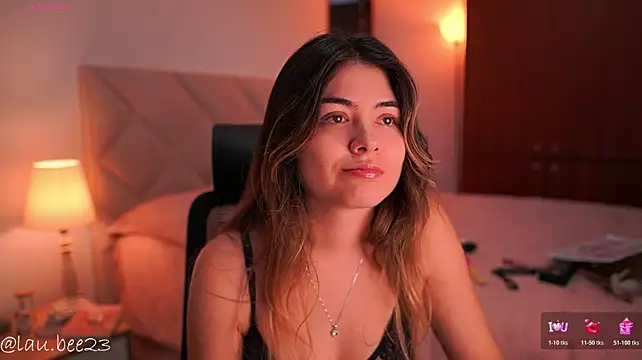 Lau_Bee - show boobs and play with them