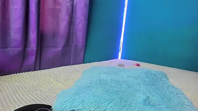 MararosseX - Tease my pierced nipples