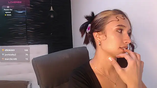 Hellen_tease - Show tits close