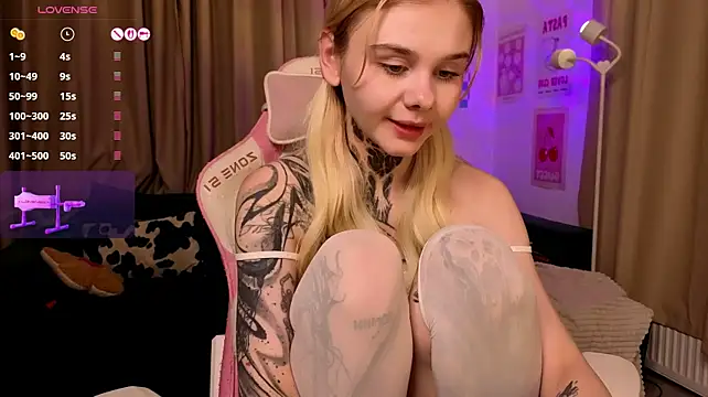 Britney_Lynch - 2 fingers in pussy