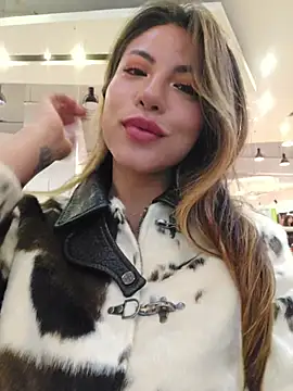 Karen_San_Miguel - Open jacket + naughty nipple in public😈