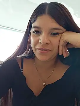 Layla-daring - I wet and suck my pretty tits