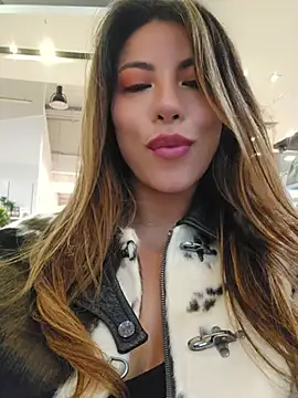 Karen_San_Miguel - Open jacket + naughty nipple in public😈