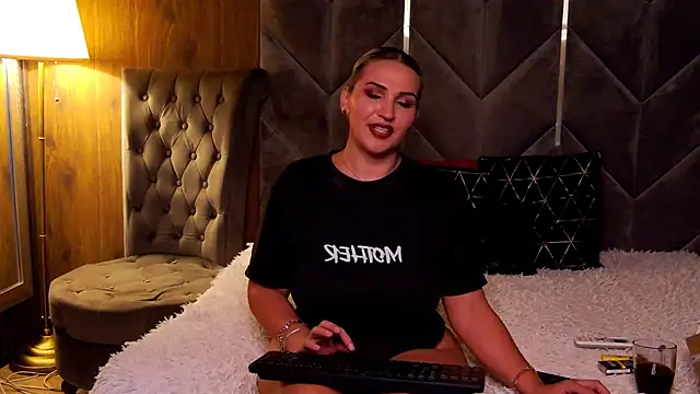 LaylaBlakes - Eye contact for 5 mins