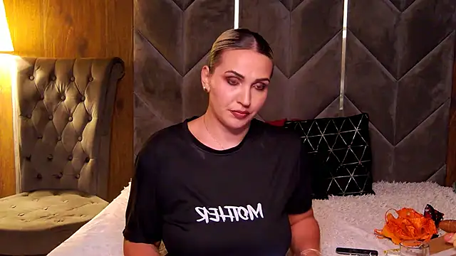LaylaBlakes - Eye contact for 5 mins