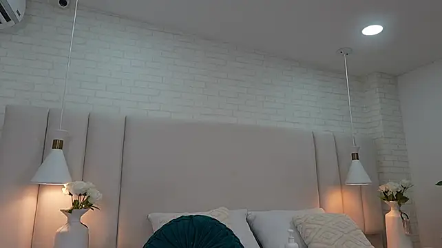 Nina_gb - 🥵play with that beautiful ass 🥵