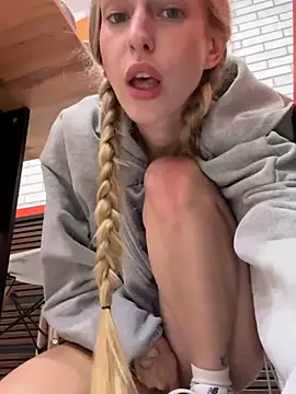 Kira_mia - sit on a bench + finger pussy 💦