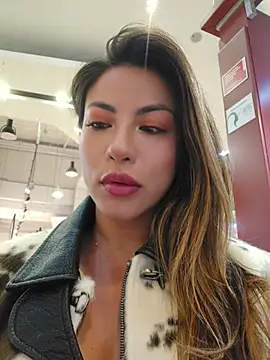 Karen_San_Miguel - Open jacket + naughty nipple in public😈