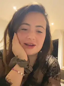 Brunette_Milf_MayaX - Let’s see if we can smash my target💕