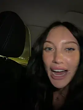 Melissa_crazy - Mel pussy wide open to driver side😈