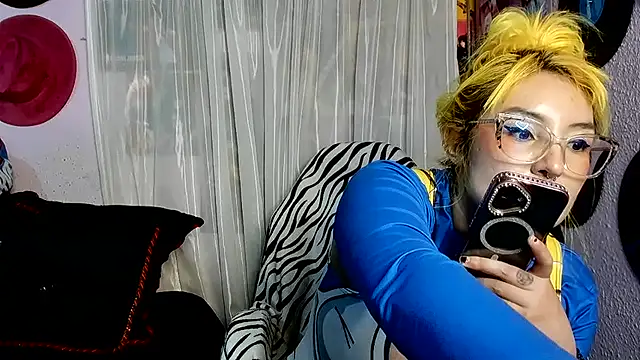 Avril_Maria - show boobs and spanks hard