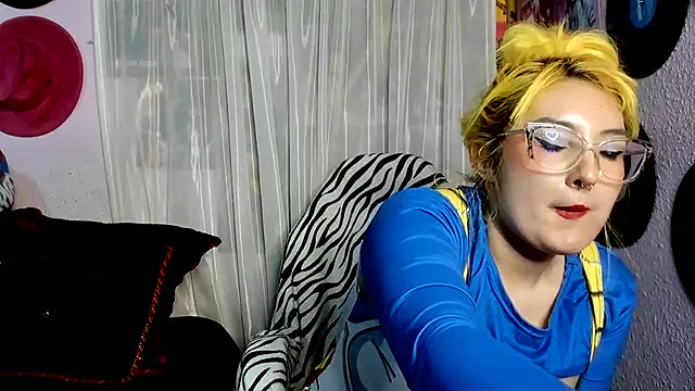 Avril_Maria - show boobs and spanks hard