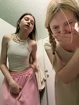 Elsawhere - Nancy slide hands in Elsa's pants!