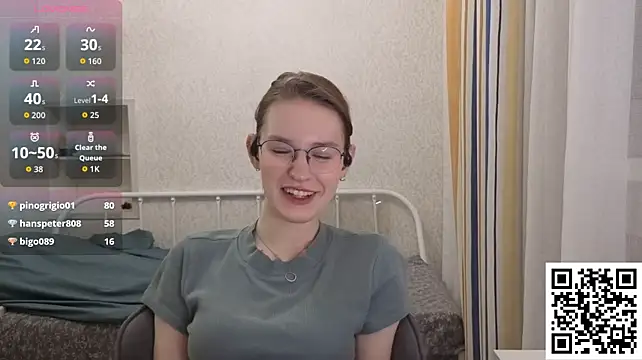 PliantMissus - Eyes close to camera