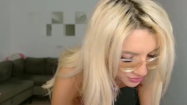 LovelyBianca - PUSSY PLAY😈💦