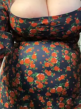 Ellie_coy_ - gel on boobs and squeeze/massage them