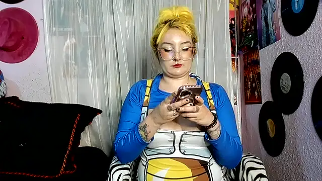 Avril_Maria - show boobs and spanks hard