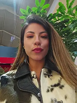 Karen_San_Miguel - Flash tits in public + hot video 😈