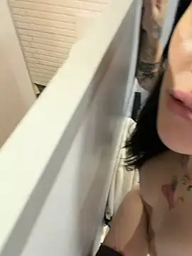 Melissa_crazy - Rita show ass in doggy behind door!