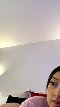 MiaKitthy - Flash boobs, spit and massage them🍒