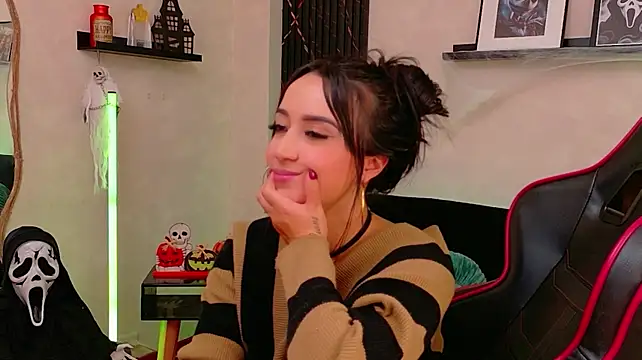 EmmyEvans1 - you want to play with my clitoris?