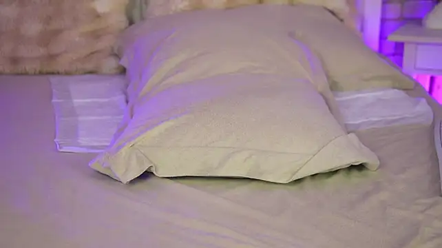 EmillyBronte - domi on clit while fingering pussy