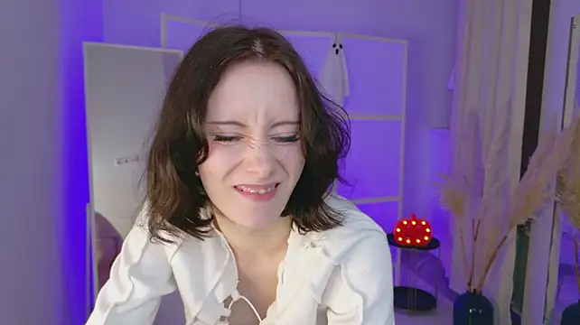 Monica_Sky - Flash pussy close to cam and play