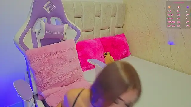 Naomilaurent - massage my one boob under my top