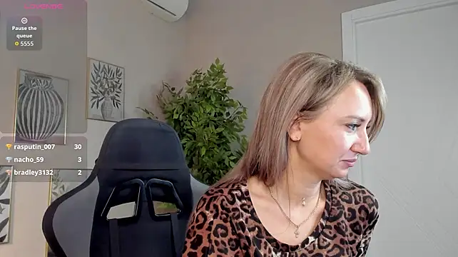 Jennifer_Hale - show covered breasts