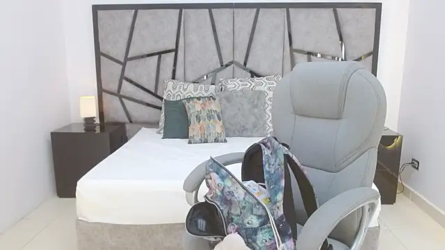 Sophia_hadid - public squirting, dildo