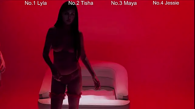 Aurora_girls - sexy M leg dance