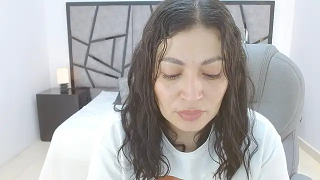 Sophia_hadid - public squirting, dildo