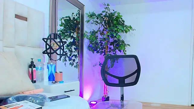 Sara_BigAss- - I want to jump on your insatiable cock