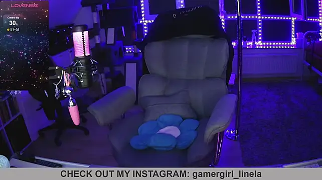 Gamergirl-Linela - LT Gets Oil On Boobs Video