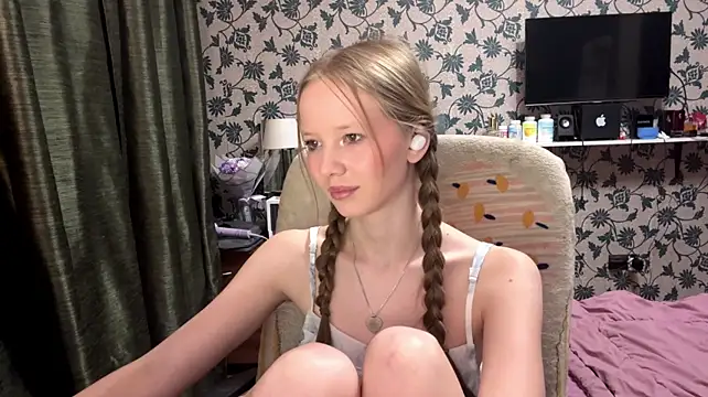 DionnaStrech - body tour in a close view <3