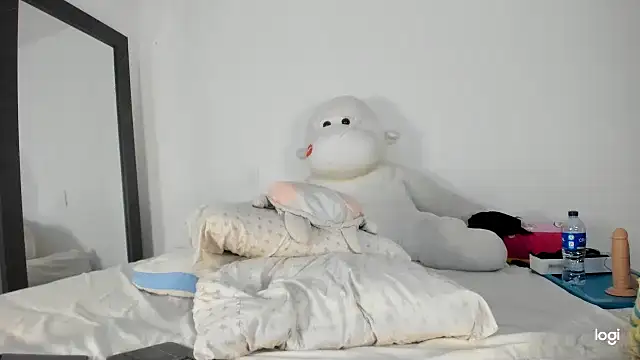 Juli_V29 - show pussy and asshole in doggy